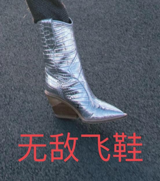 戚薇还在坚持机场街拍浮夸鞋子亮了和东成西就飞鞋撞款