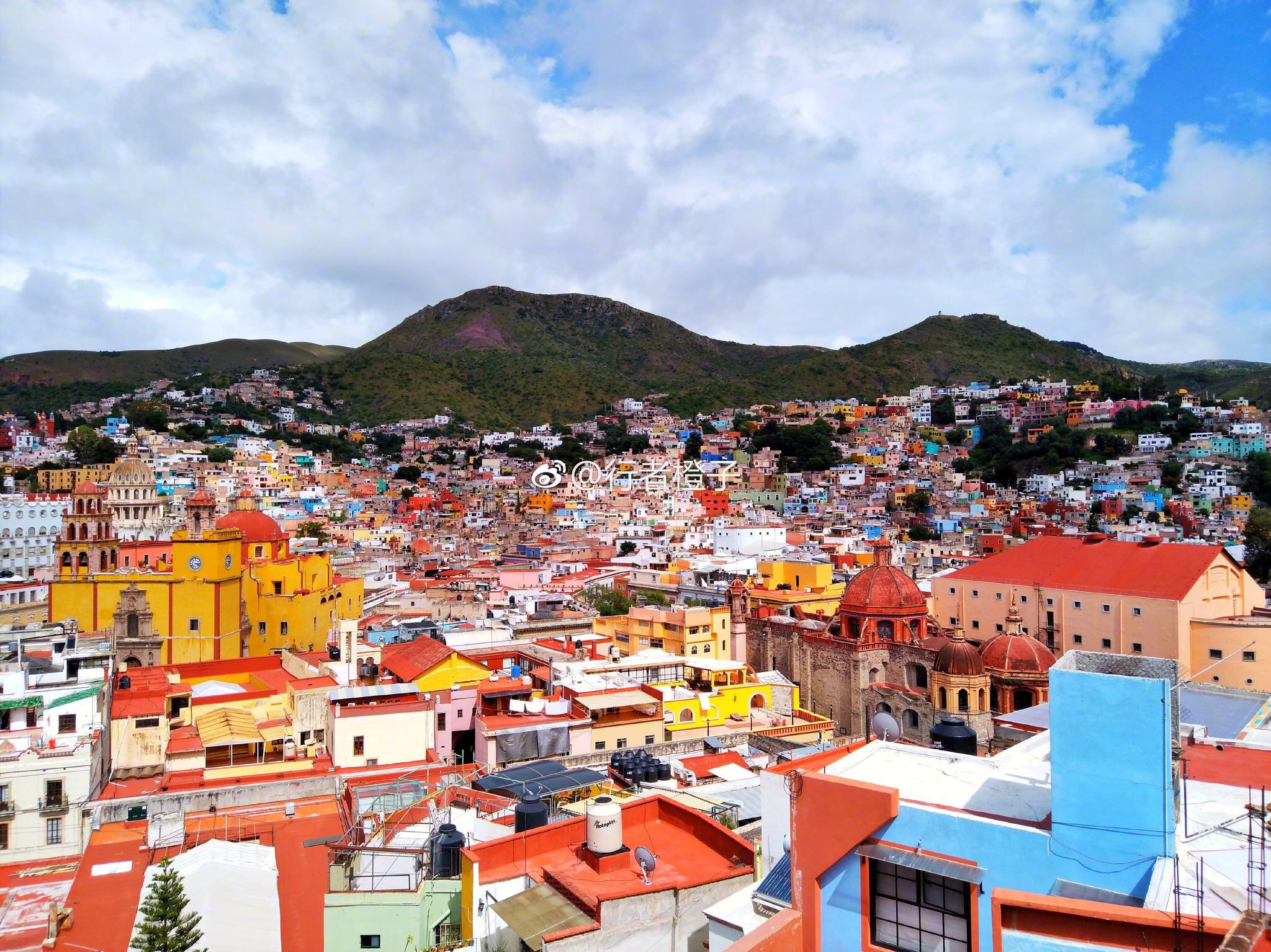 墨西哥的瓜纳华托城市建筑的颜色非常耀眼全部染上了饱和度非常高的