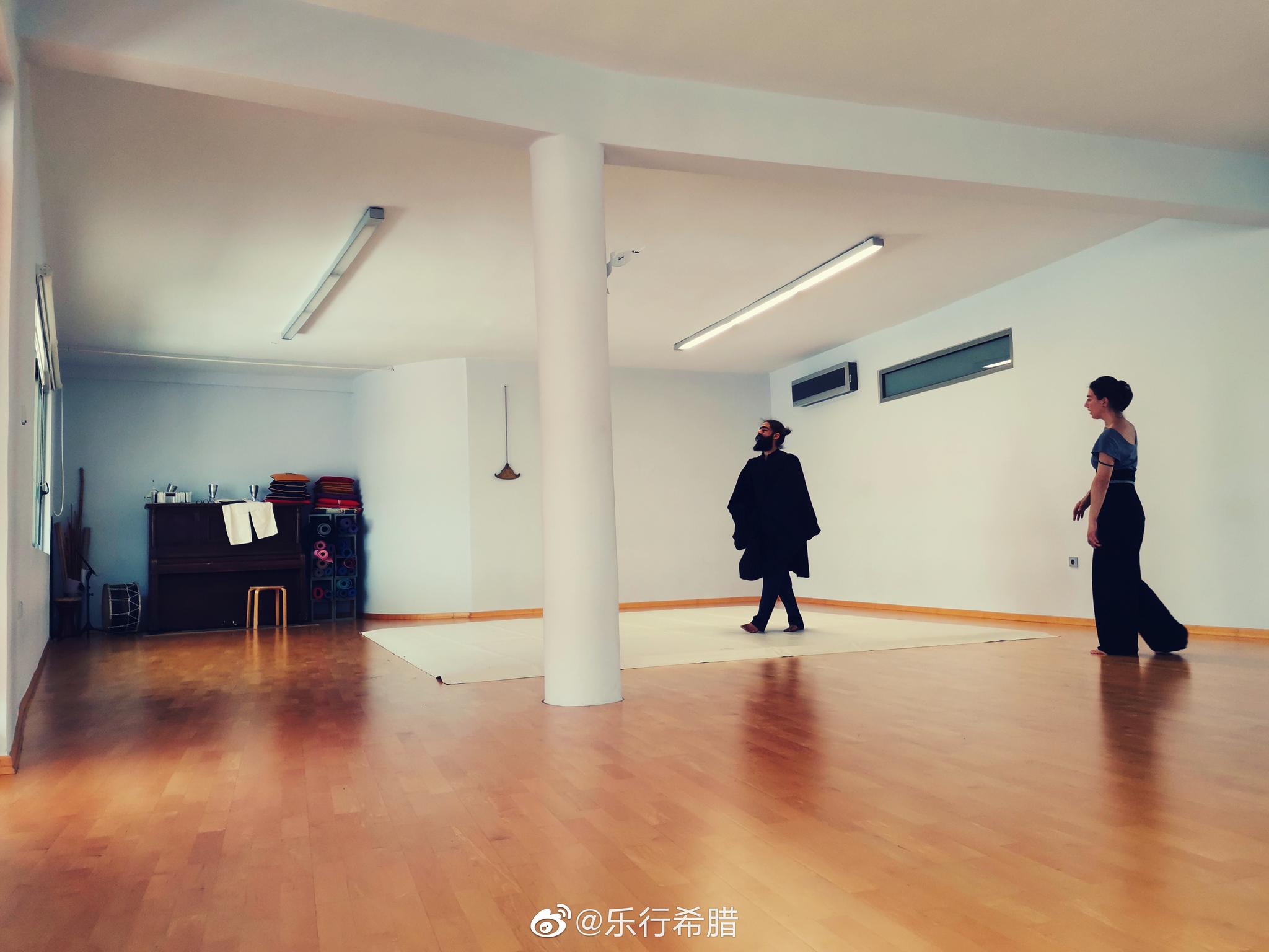被邀请去一位舞蹈艺术家的工作室围观他们的排练|现代舞|阿索斯山|诗乐_新浪新闻