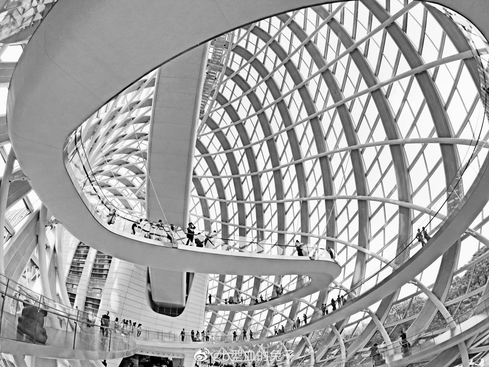 北京凤凰中心的莫比乌斯带扭曲的建筑风格很有冲击力,是北京新地标