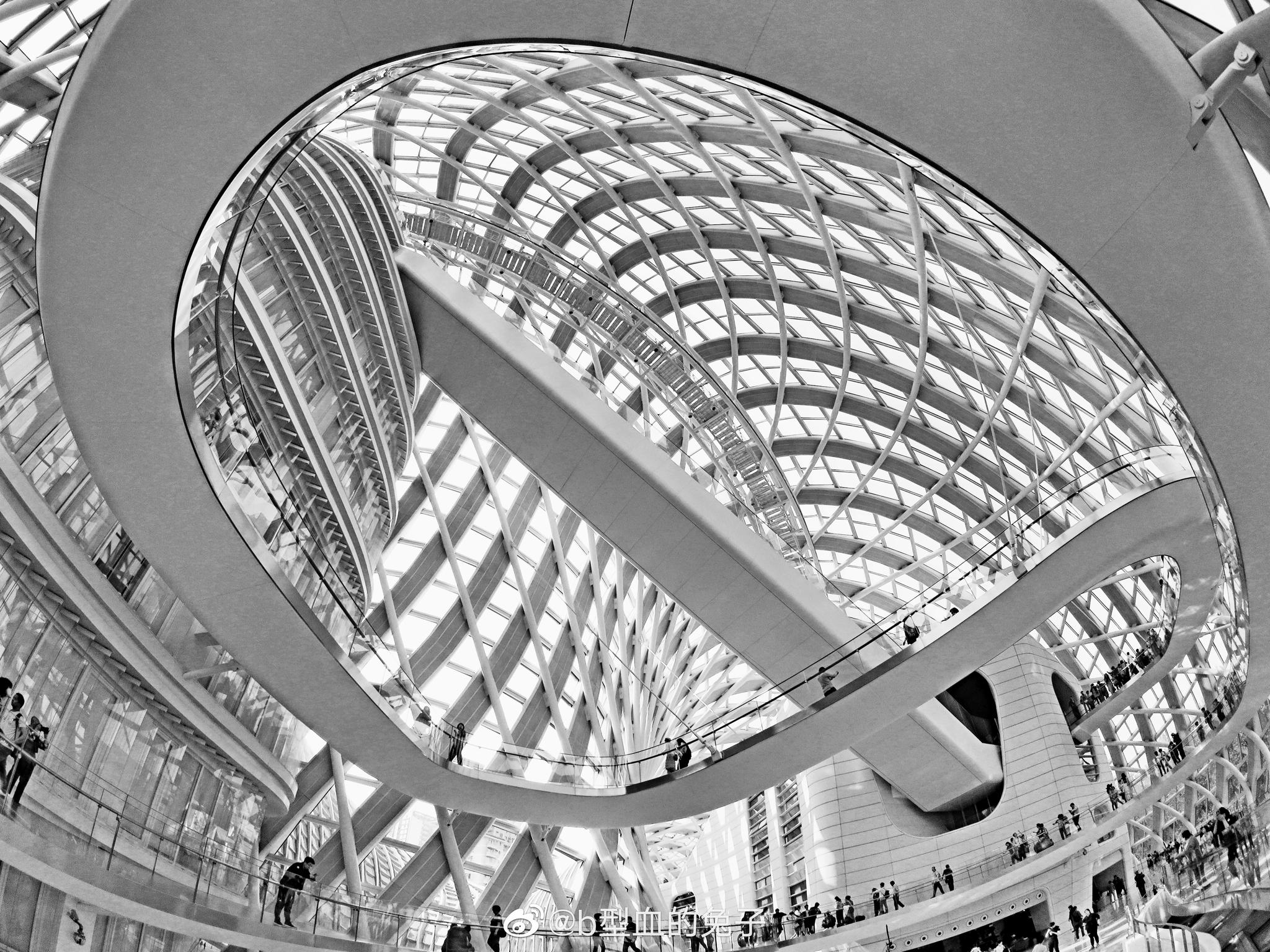 北京凤凰中心的莫比乌斯带扭曲的建筑风格很有冲击力,是北京新地标