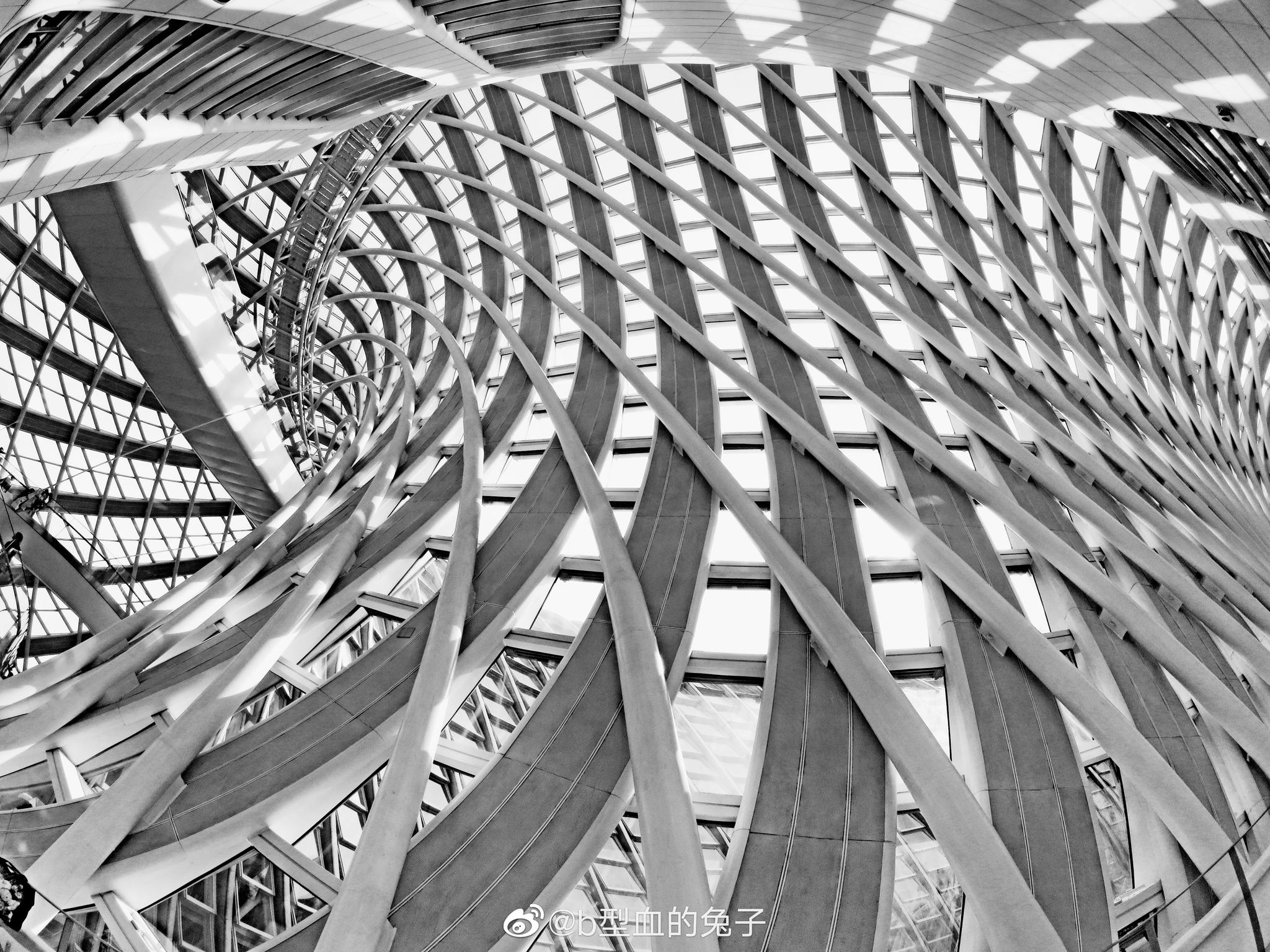 北京凤凰中心的莫比乌斯带扭曲的建筑风格很有冲击力,是北京新地标