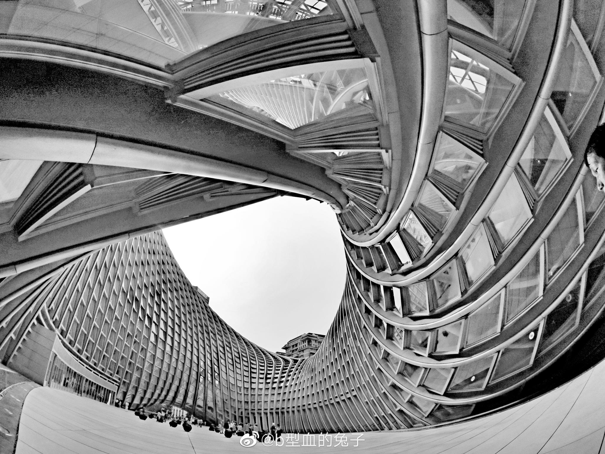 北京凤凰中心的莫比乌斯带扭曲的建筑风格很有冲击力,是北京新地标