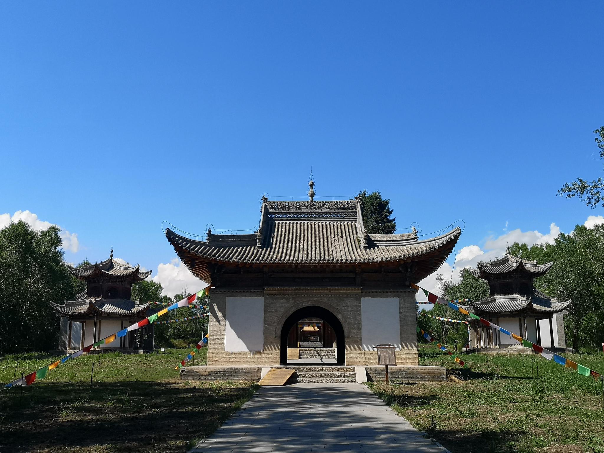 伊犁圣佑庙草原下的大型古代建筑群新疆现存最美的古代佛教寺院