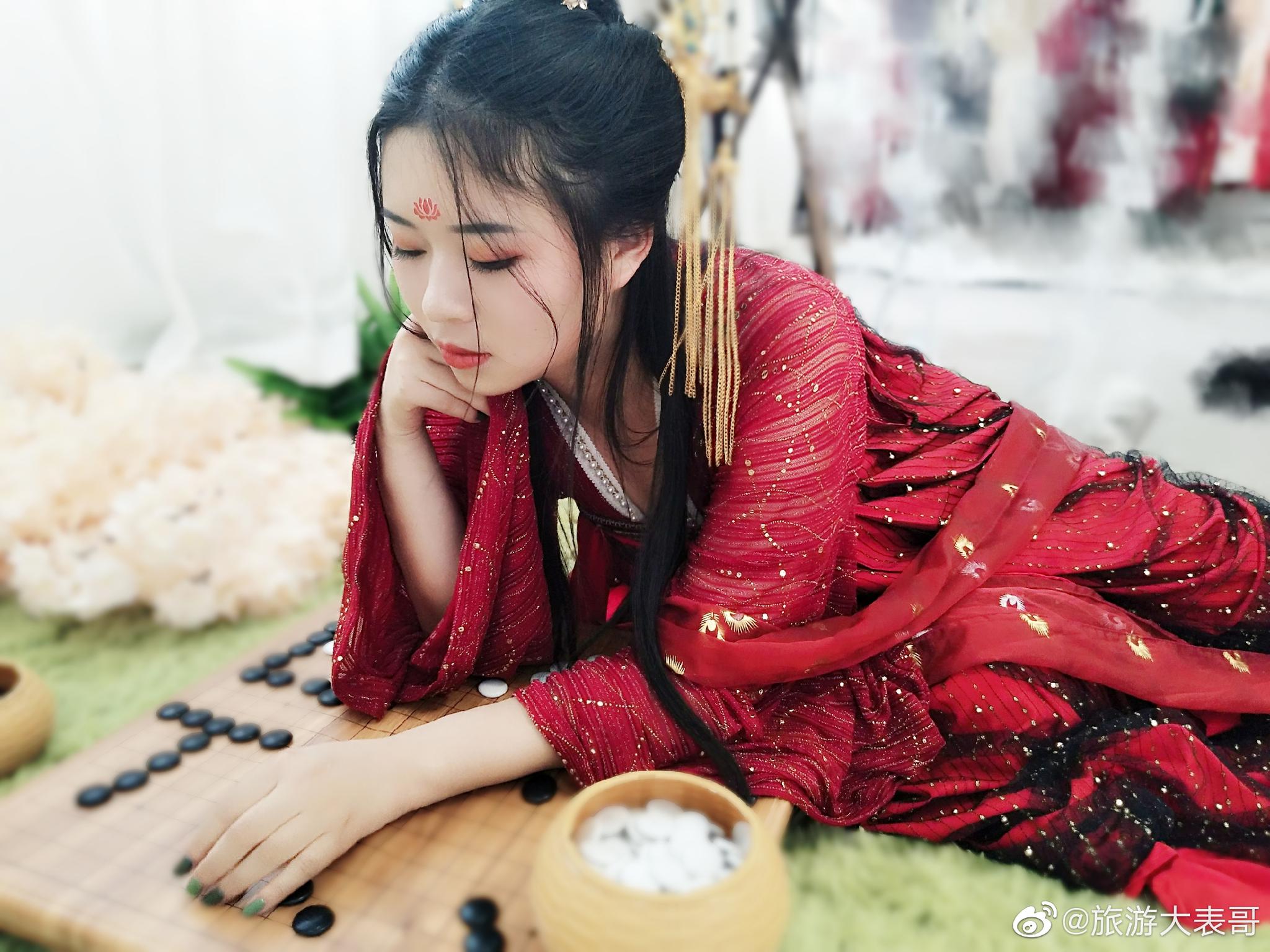 花影三重衣,绾青丝画眉入戏; 长袖坠地