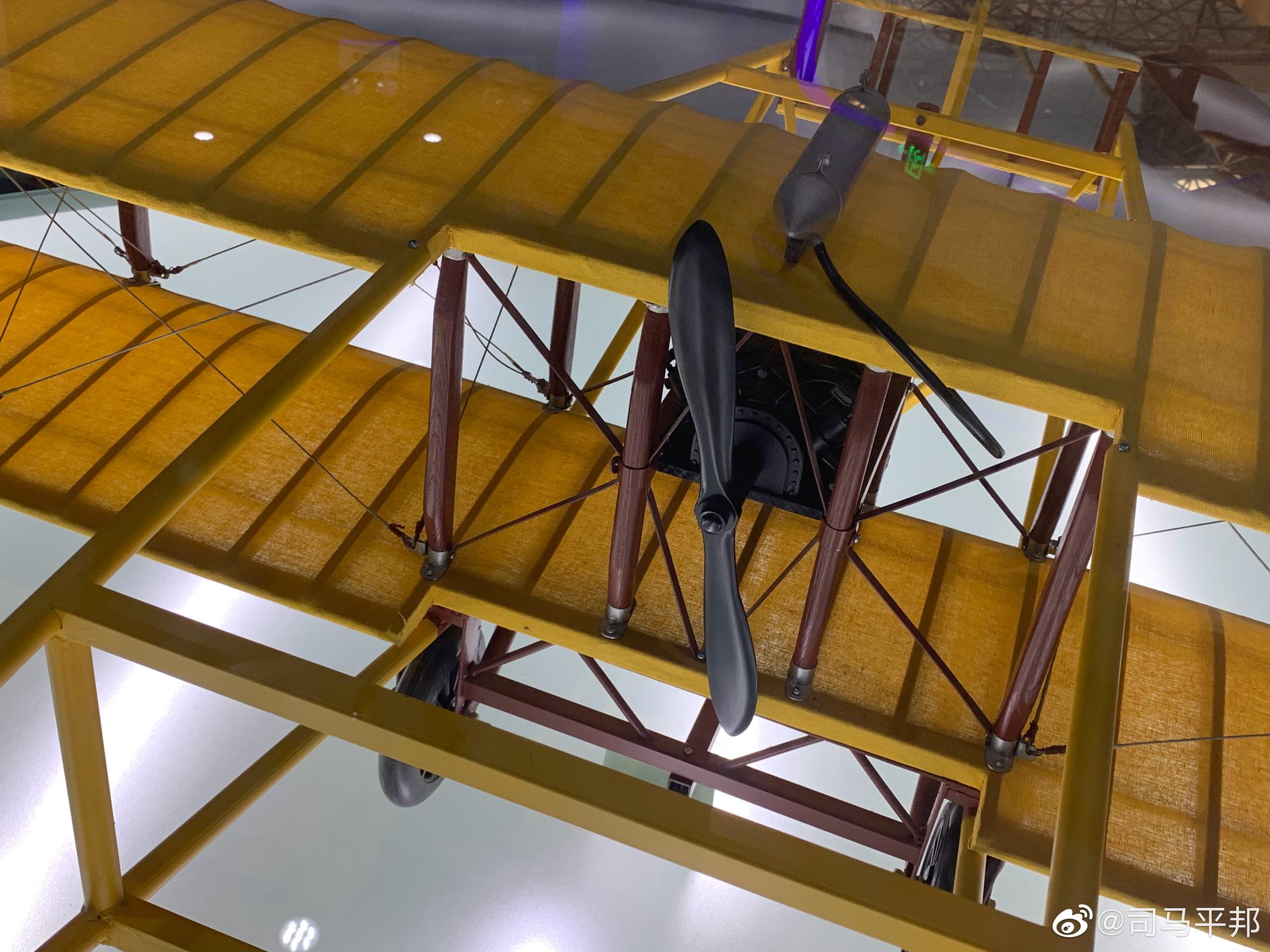 1910年,年仅26岁冯如在美国设计和制造了的飞机,机翼长29.5英尺