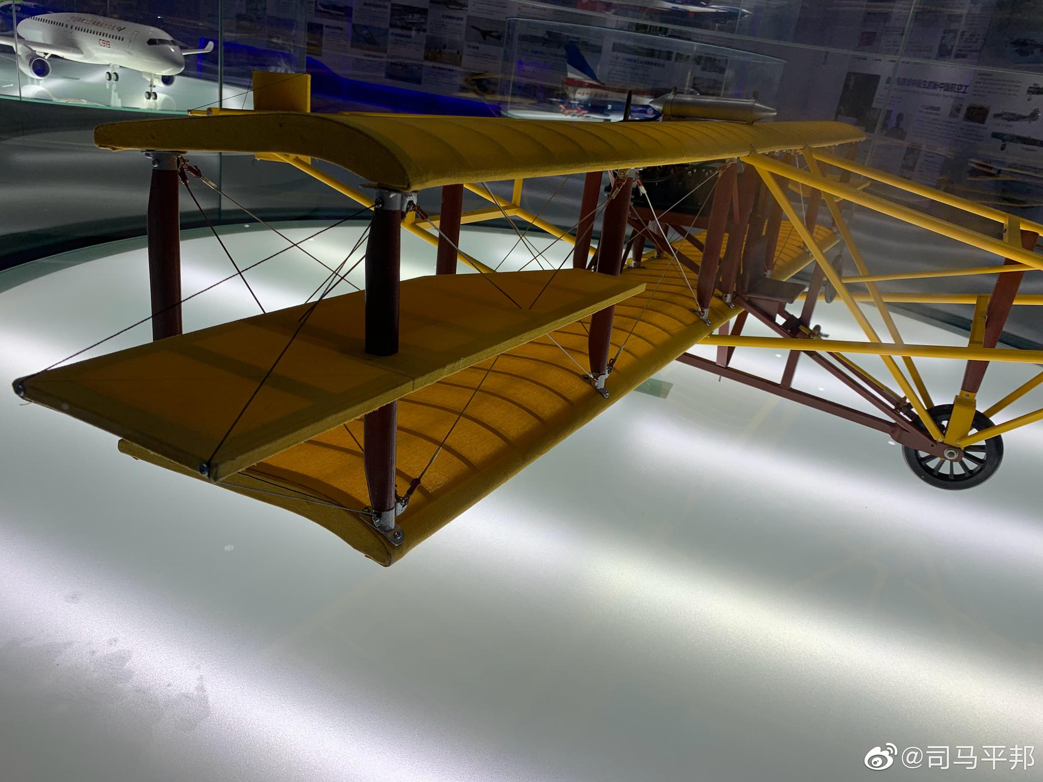 1910年,年仅26岁冯如在美国设计和制造了的飞机,机翼长29.5英尺