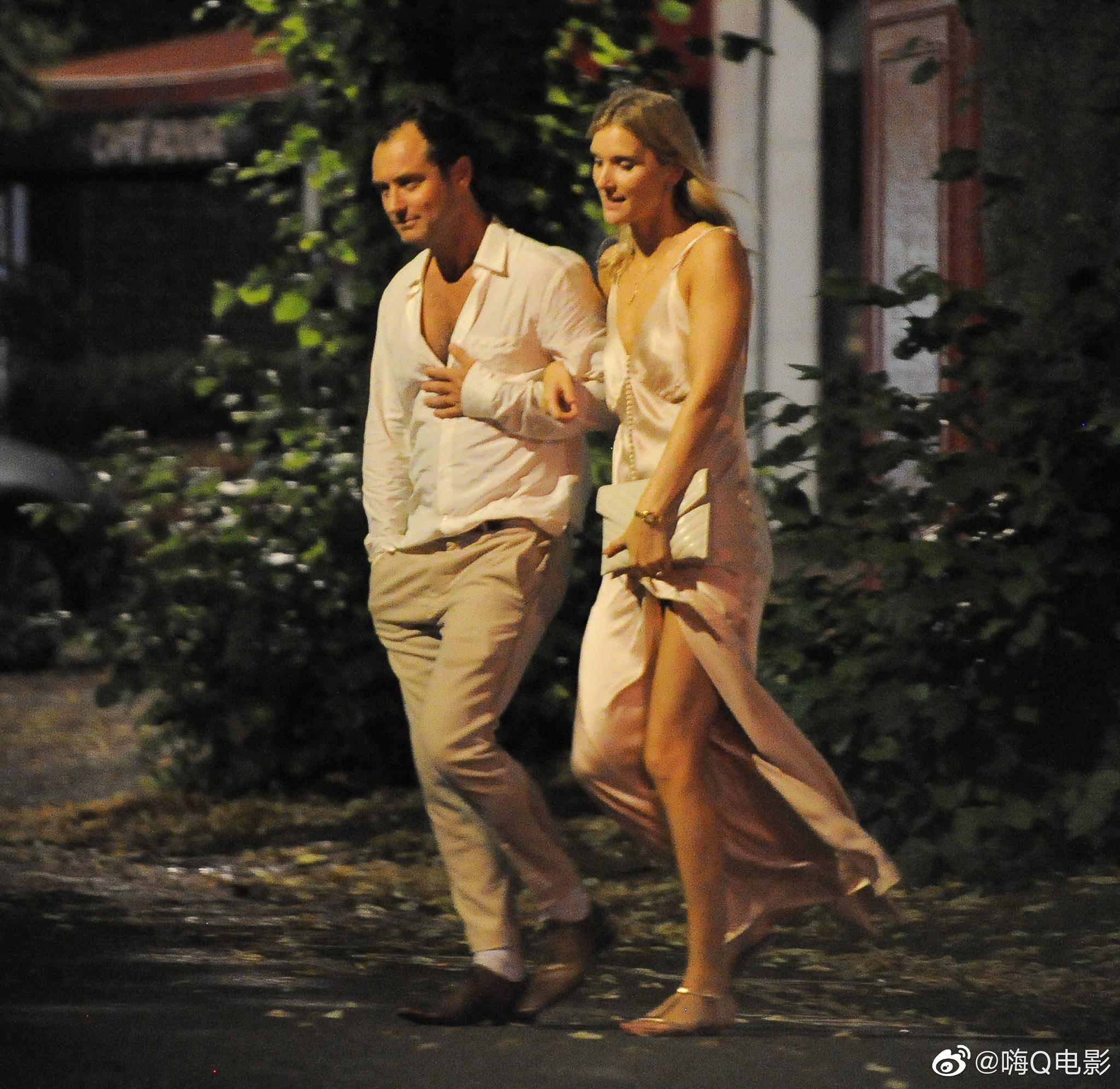 裘德洛和妻子菲利帕科恩离开朋友的婚宴现场