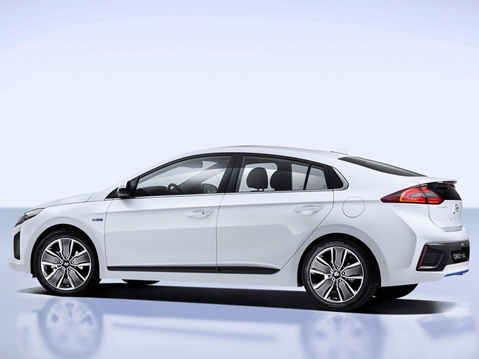 现代插电小型轿跑车 动力秒杀高尔夫15万元起售