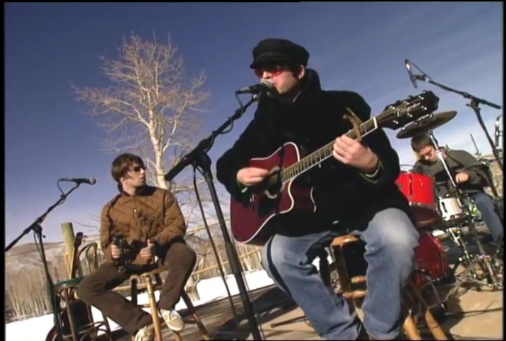 绿洲乐队oasis经典街头不插电《wonderwall》,是不是室外太冷了