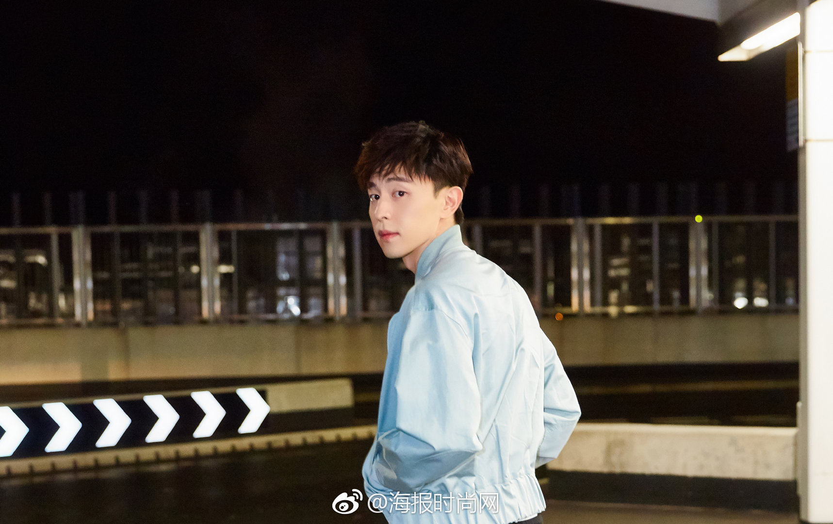 邓伦 现身伦敦 身着bally浅蓝拼接咖色棒球夹克