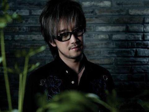 49岁周传雄近照,才华横溢却因病暴瘦到70斤,今沦落街头卖唱