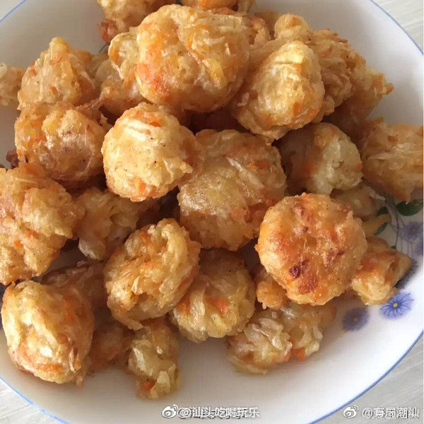 潮汕菜头丸是一种传统的潮汕特色小吃,油炸过后,外表呈金黄色