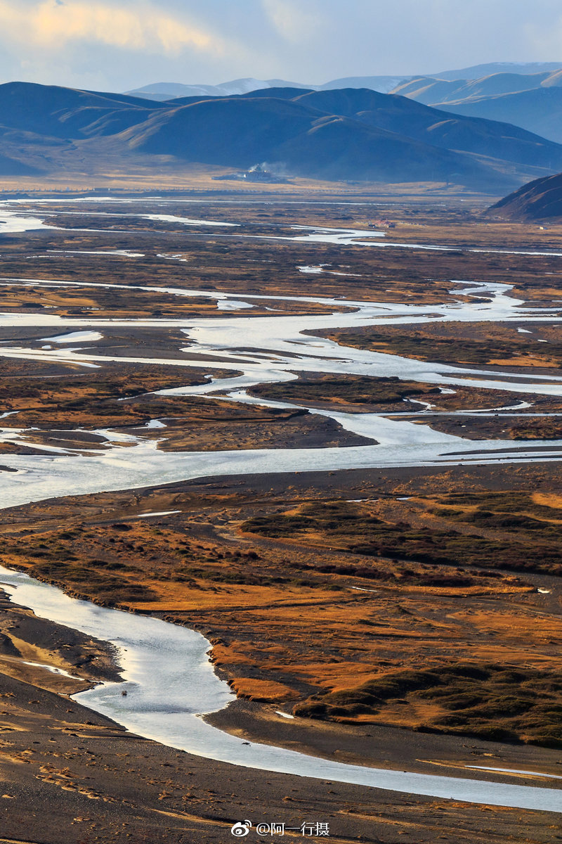 达日县城的制高点上,建有目前国内最大的格萨尔王雕像