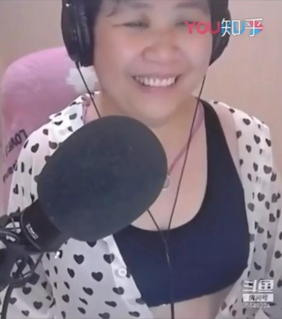 花10万才能见的萝莉主播竟是58岁大妈充值男粉全崩溃了