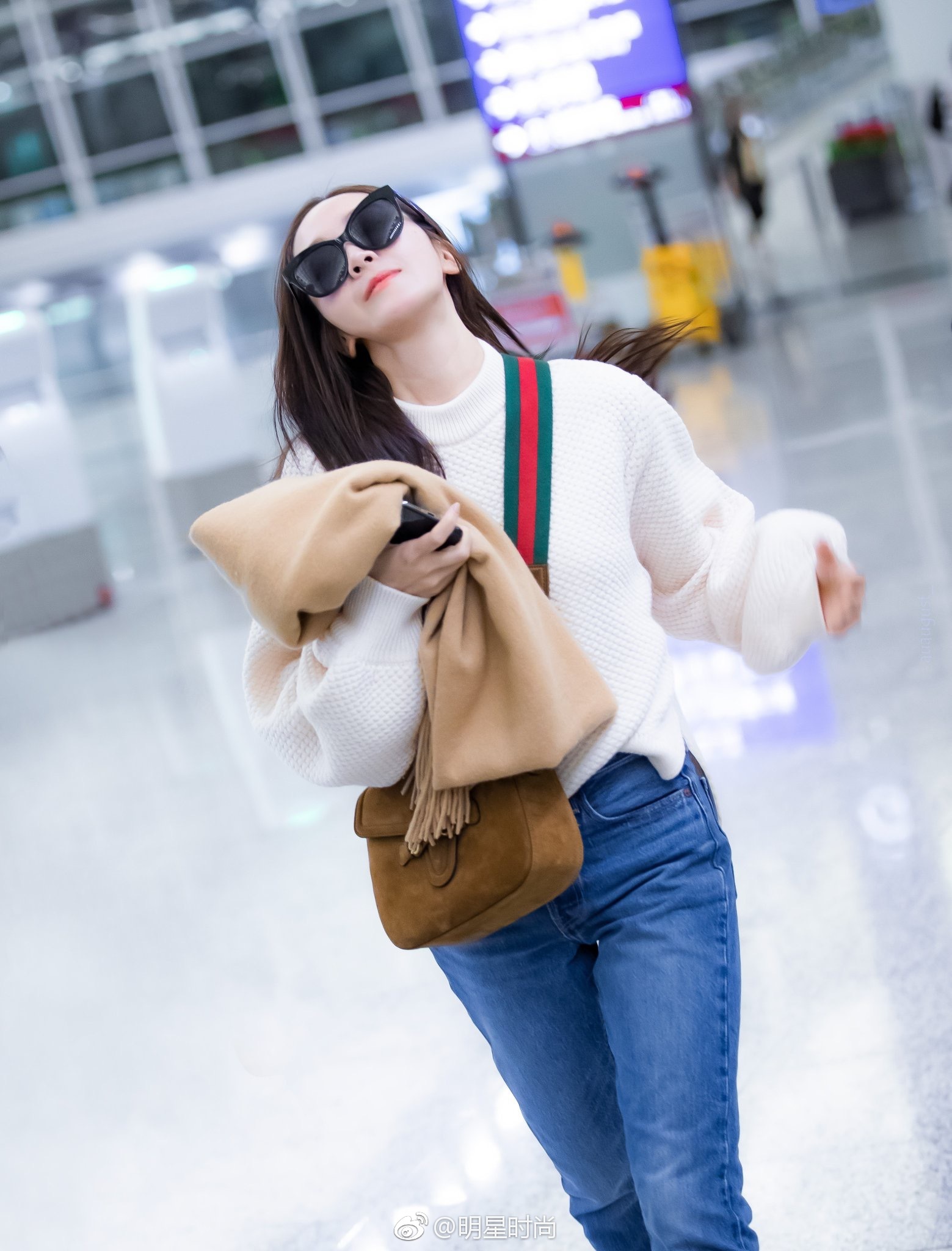 12月6日,郑秀妍现身香港机场,她身着白色毛衣搭配蓝色牛仔裤