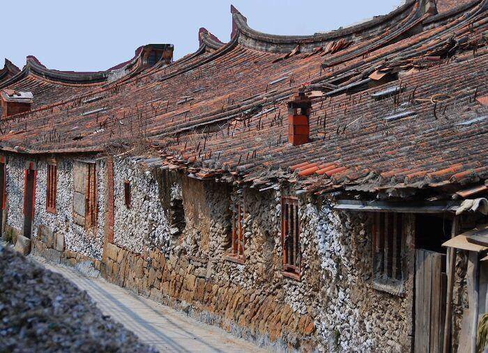 蚝壳厝是闽南泉州地区一种传统特色建筑即用蚵壳建造的房屋