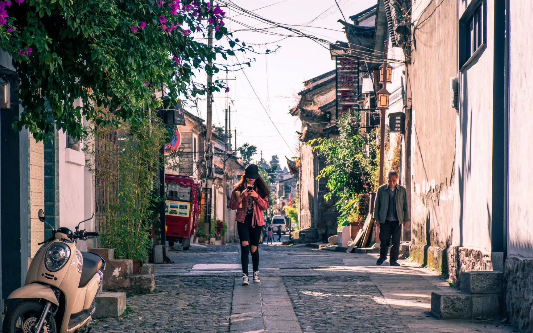 丽江市客栈协会赵成会长向中央电视台财经频道的孟夏冰老师汇报工作