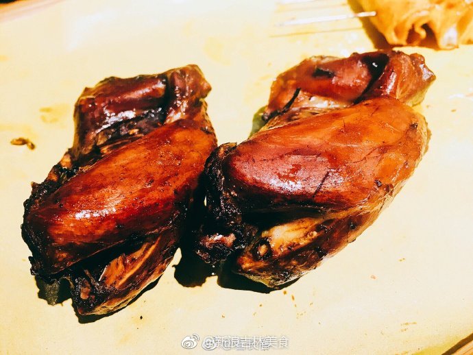 真的超喜欢他家的烧烤,料足味香,肉嫩菜鲜,吊炉猪手,鹌鹑是每次去都必