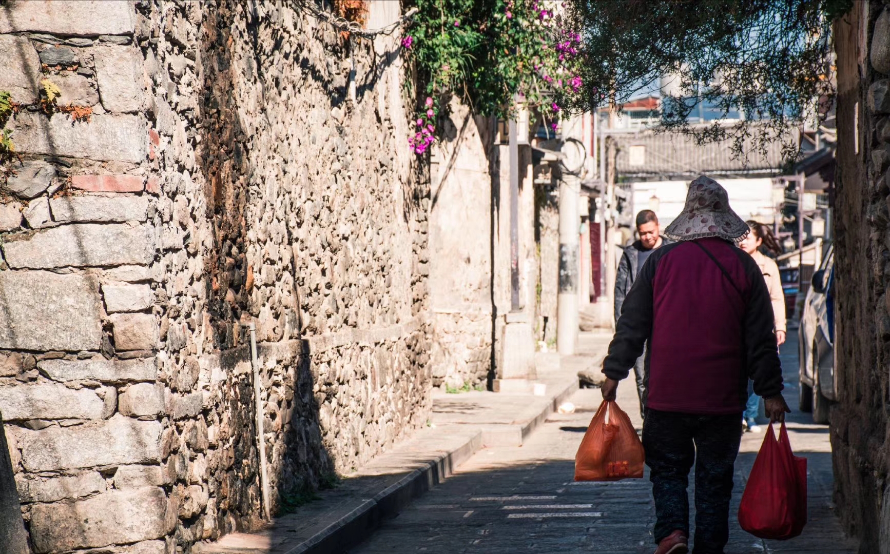 丽江市客栈协会赵成会长向中央电视台财经频道的孟夏冰老师汇报工作