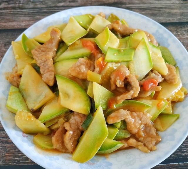 西红柿西葫芦炒肉片家常简单又美味一出锅就抢光了