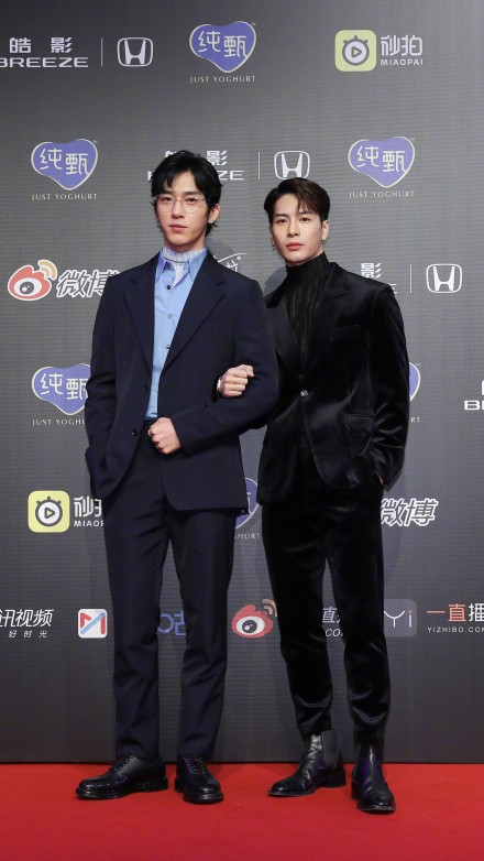 王嘉尔手挽井柏然,好看帅气double~陈立农黑骑士王子装,多了一份成熟