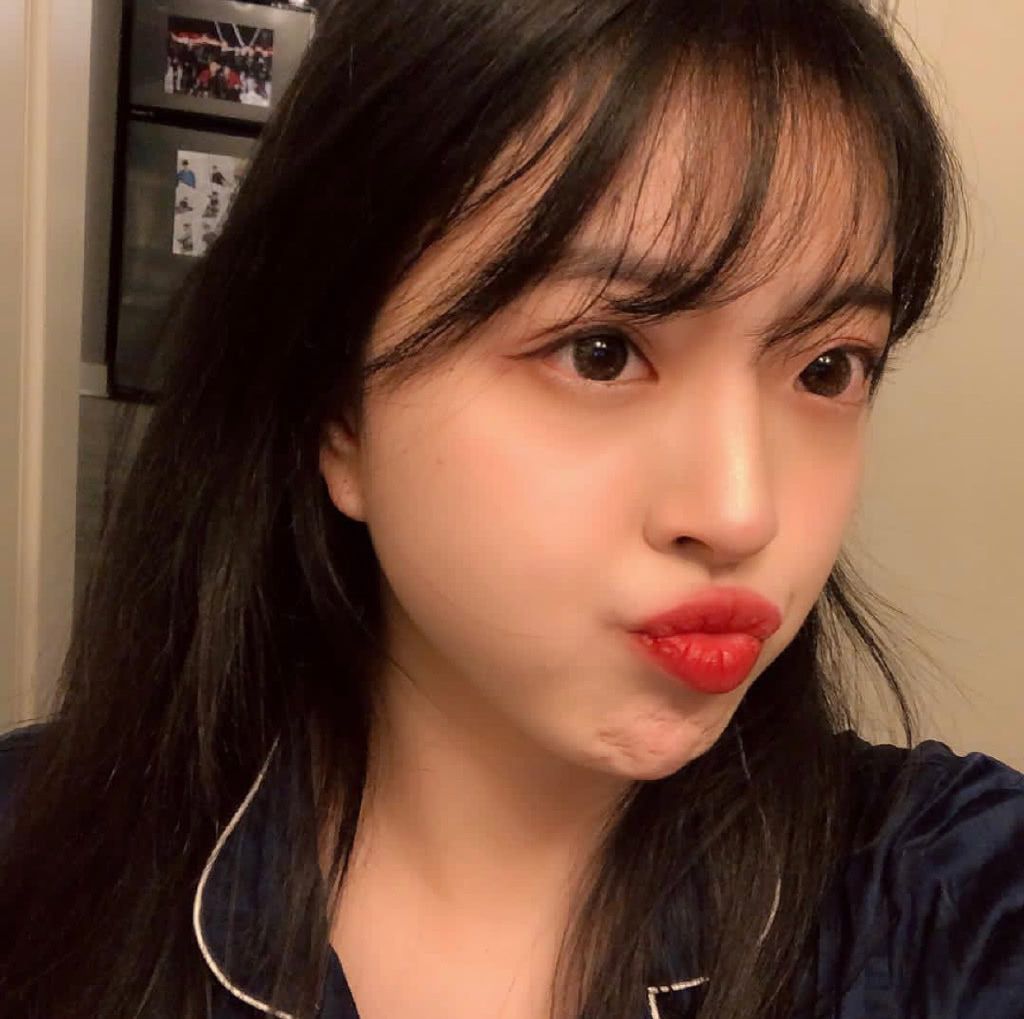 王中磊女儿王文也和好友吃法式大餐,笑容甜美举止优雅,超淑女!