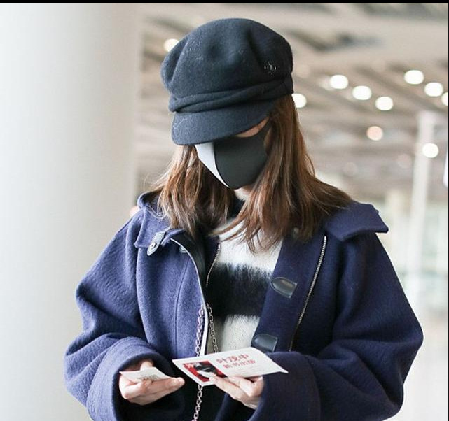 林心如口罩遮面包裹严实低调行走不见真容边走边接过粉丝写的信