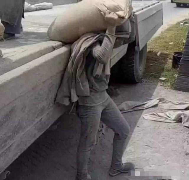 民工扛水泥到18楼,业主只给一半钱,民工一个动作,业主傻眼了!