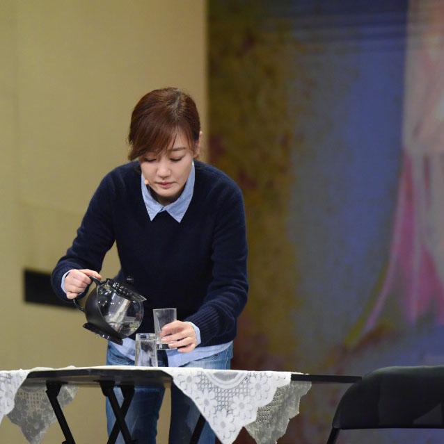 《粉红女郎》的哈妹,穿直筒裤配军绿色大衣,视觉身高秒变140