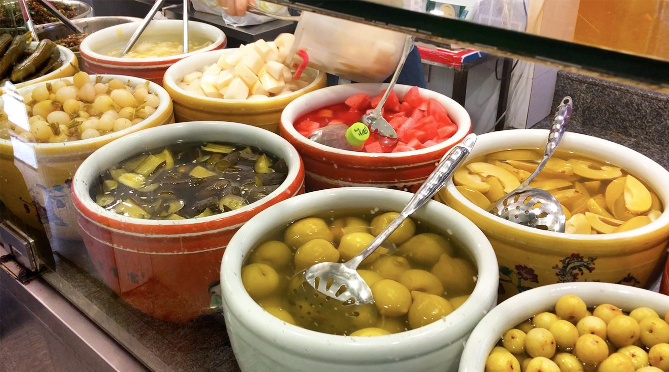 今天我们在云南昆明吃水果泡菜.想象不到吧,水果也可以做泡菜来吃