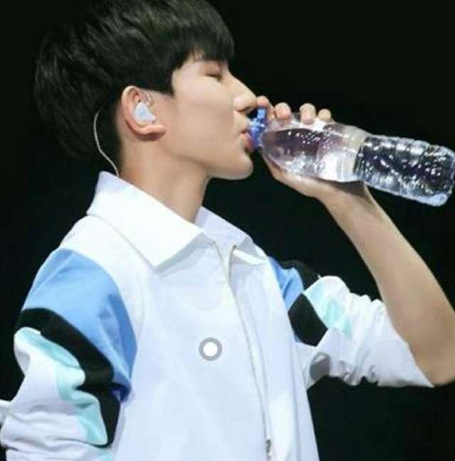 盘点娱乐圈明星喝水姿势大比拼: 有的端庄优雅, 有的霸气十足