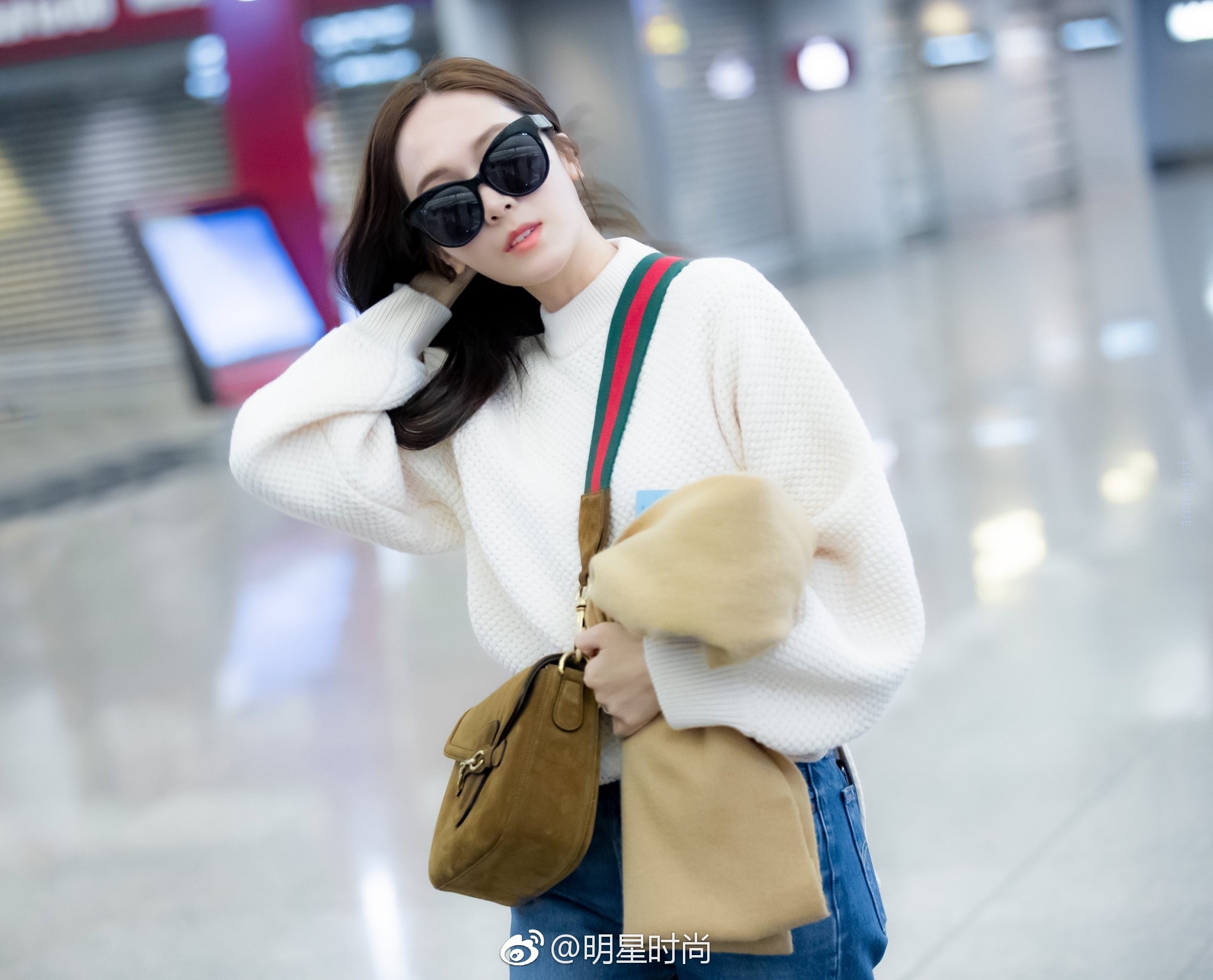 12月6日,郑秀妍现身香港机场,她身着白色毛衣搭配蓝色牛仔裤