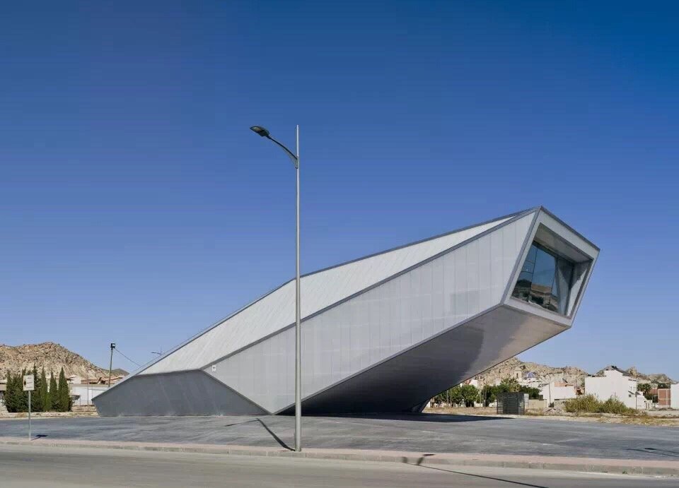 被半透明的双层聚碳酸酯墙面环绕的办公楼,充满着未来感的建筑外观会