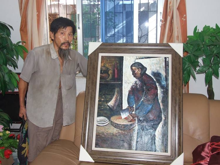 图为徐荣发的唯一一幅画母亲在切菜的油画.