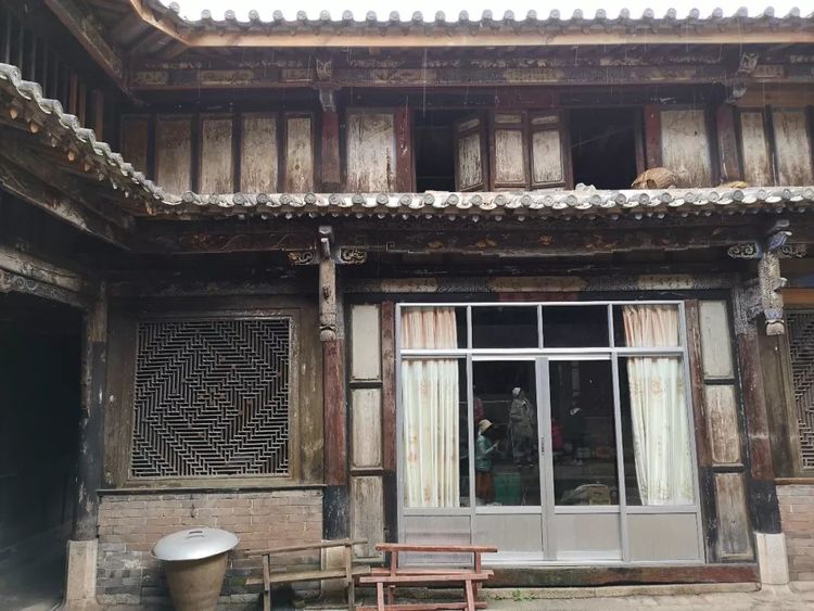 云南深山藏着个百年古屋,有十几间房,为何只居住着一位老人?