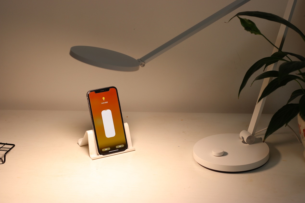 米家台灯pro体验加入siri控制无闪频更护眼