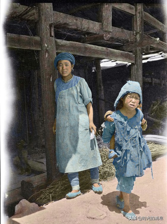 拉猪车四川 茂县理县桌边的两人杭州 婴儿立桶里的小孩浙江 石岭裹脚