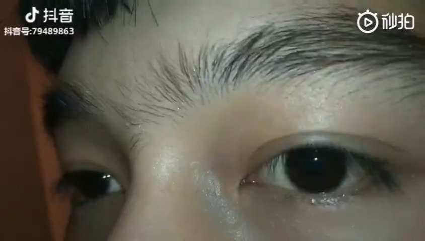 小伙子是典型的连心眉