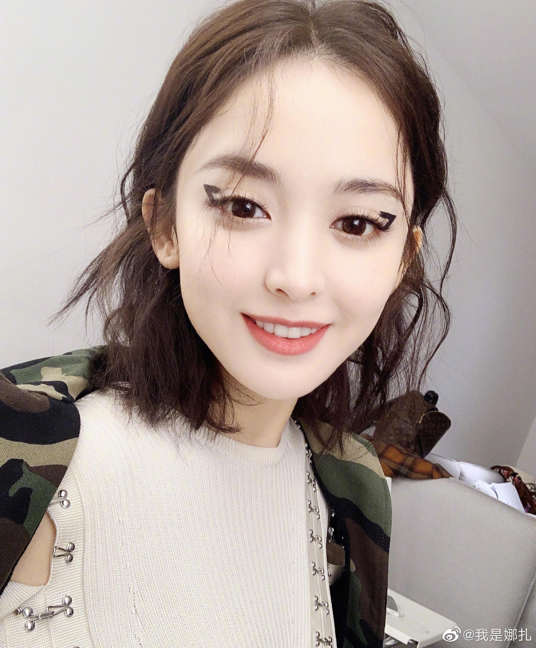 第一次尝试猫眼妆的古力娜扎|第一次_新浪新闻