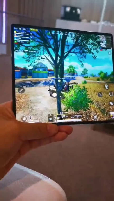 华为 折叠屏5G手机演示:背面设计紧凑