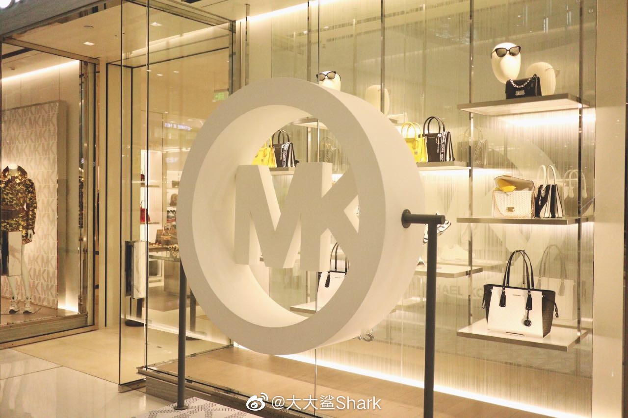 今天鲨跟朋友去了@michaelkors 长沙ifs精品店打卡～超有趣的特别是