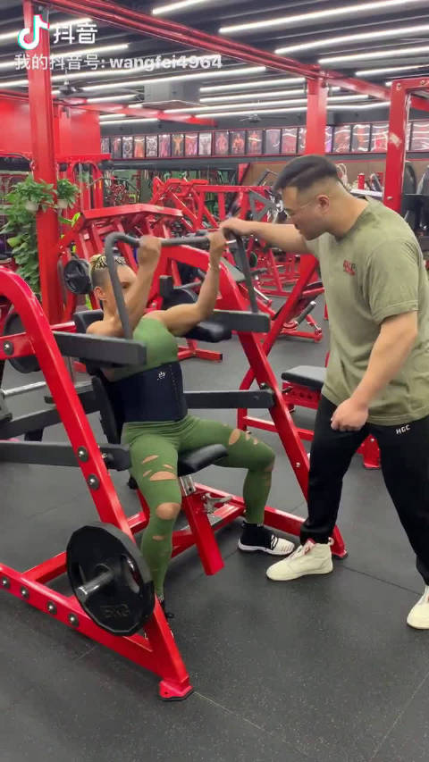 男神带我练背@王宁健身时尚红馆 @几时健身 @风雨墨尔本