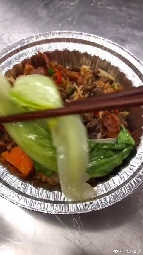 明火现蒸的煲仔饭,外卖打包盒就给它拧成一朵花,也是厉害了