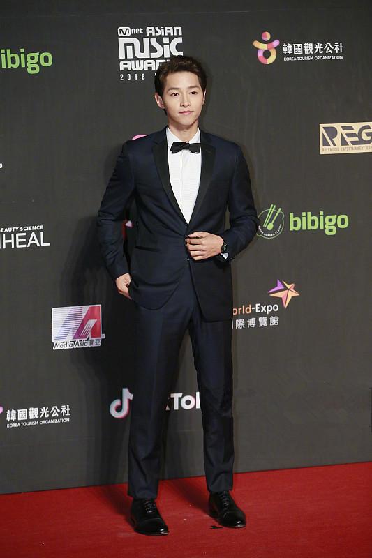 宋仲基终于换回精练短发,一袭西装绅士儒雅,真不愧是国民男神