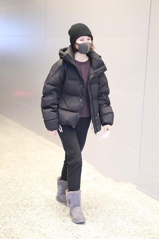 袁泉穿面包服配雪地靴走机场保暖基础款穿搭再现教科书般的气质