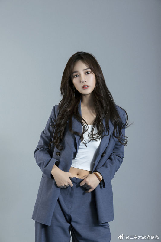 芒果娱乐艺人涂冰今日曝光两组风格写真,颜若朝华,气