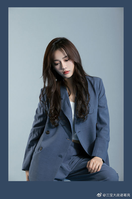 芒果娱乐艺人涂冰今日曝光两组风格写真,颜若朝华,气