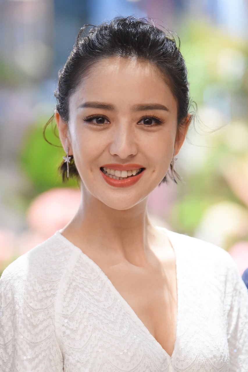 佟丽娅短发搭配白裙清新干练真是越来越有气质