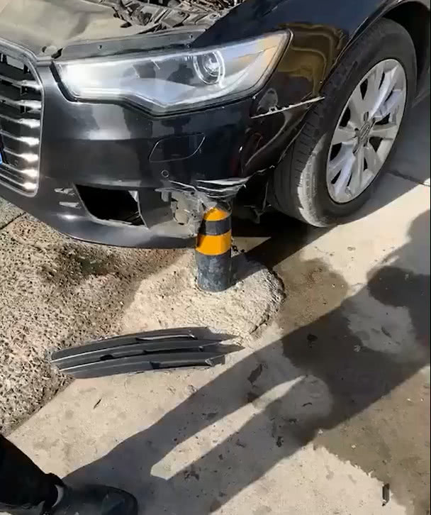 奥迪a6l撞上路障,车头被卡住,车主是一位女司机